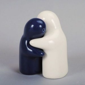 Salt and Pepper hugging couple 8cm (white & navy) (7224) - stock on hand